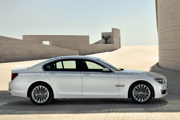 BMW 7er Serie, eine weiße Limousine, die eine tolle Stimmung erzeugt