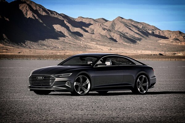 El elegante coche negro de Audi en el fondo de las montañas