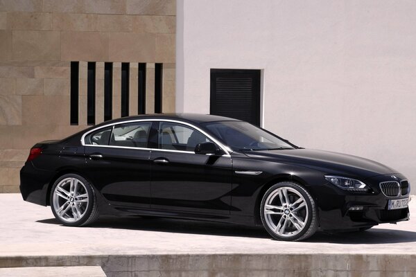 BMW Serie 6 nera, vista laterale