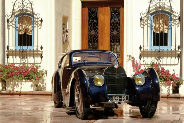 Bugatti Classic Car 1931 sullo sfondo di un palazzo di lusso