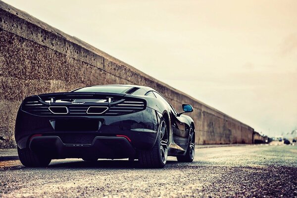 Coche deportivo contra un muro de hormigón