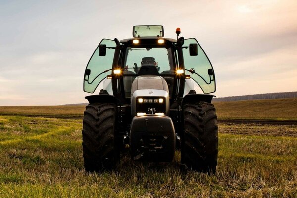 Lamborghini Traktor auf Feldern Hintergrund