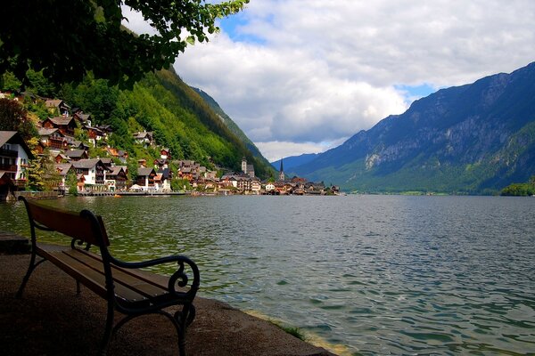 Banc au bord du lac parmi les montagnes