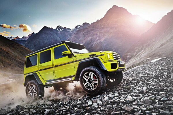 Brillante Mercedes clase g tracción en las cuatro ruedas en el fondo de las montañas