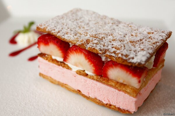 Bellissimo dessert alla fragola con granelli