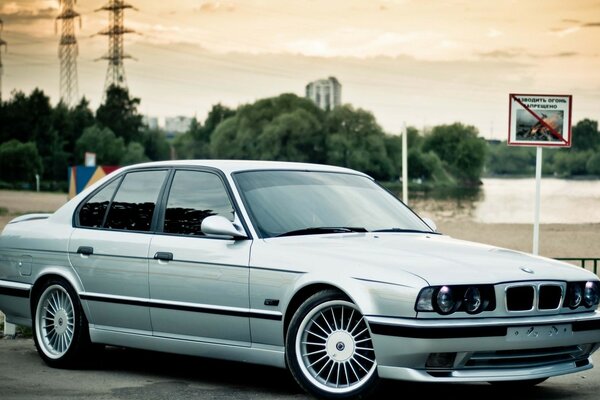 Voiture de BMW de couleur argentée