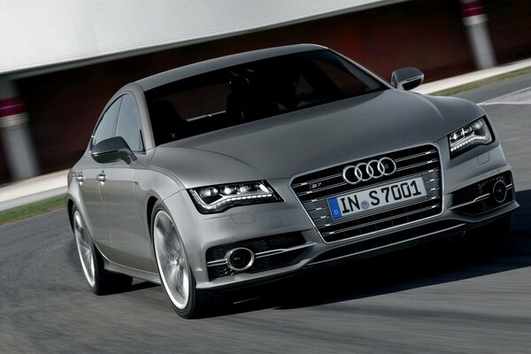 El audi S7 gris va rápido por la pista