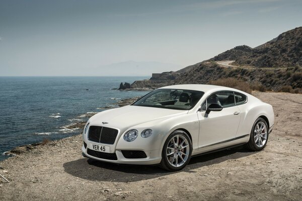 Auto bentley bianca in riva al mare