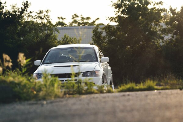 Mitsubishi Evolution tuning blanc