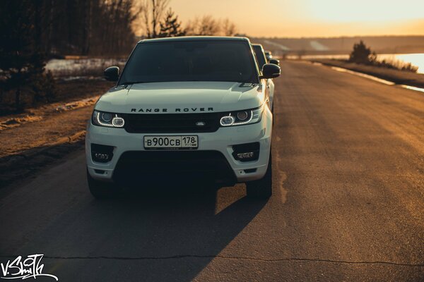 Range Rover na promenadzie o zachodzie słońca