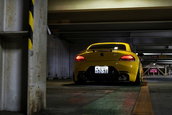 BMW Z4 amarillo brillante en el estacionamiento de Tokio