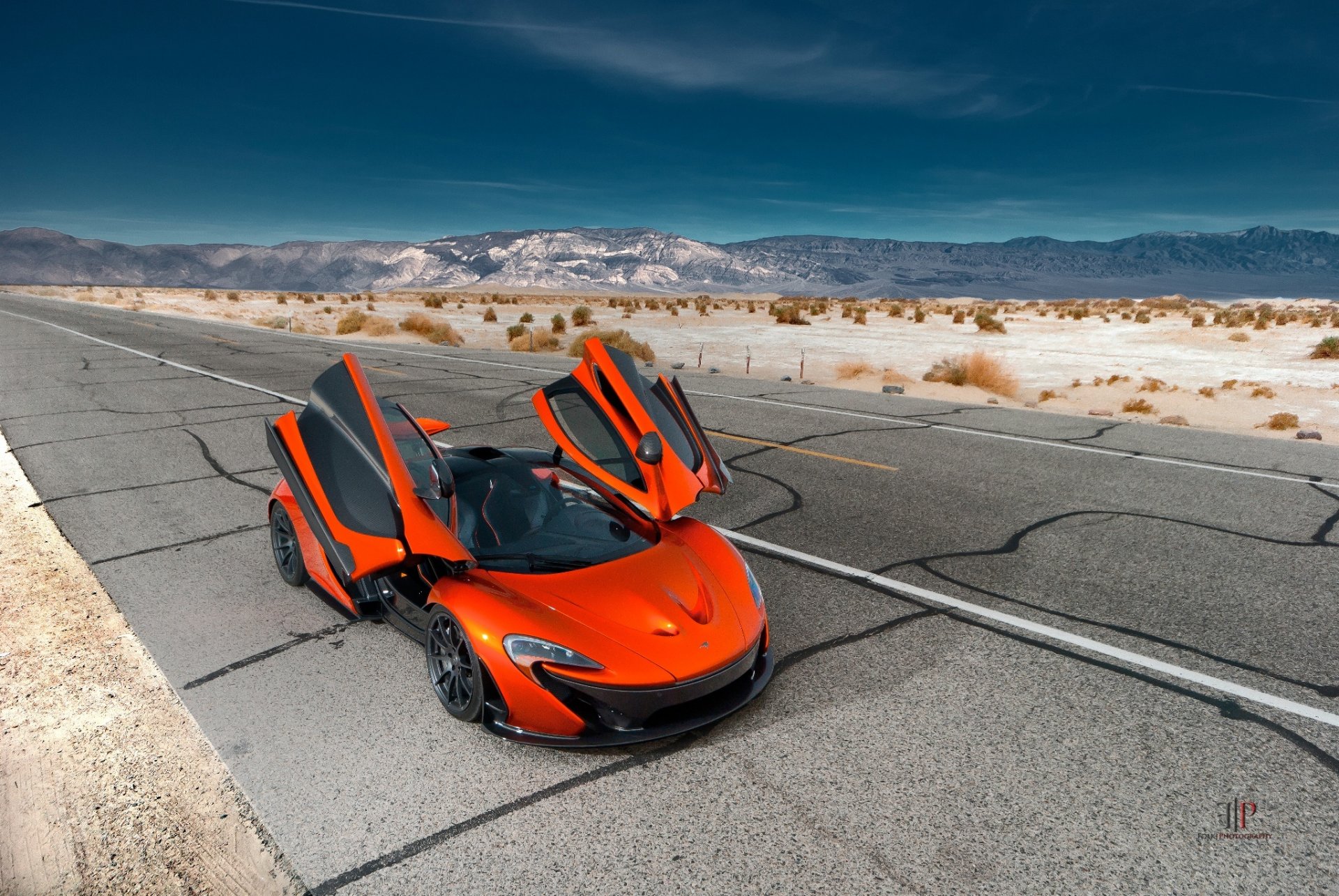 mclaren p1 exótico hipercoche híbrido naranja superdeportivo volcán muerte valle arena frente puertas