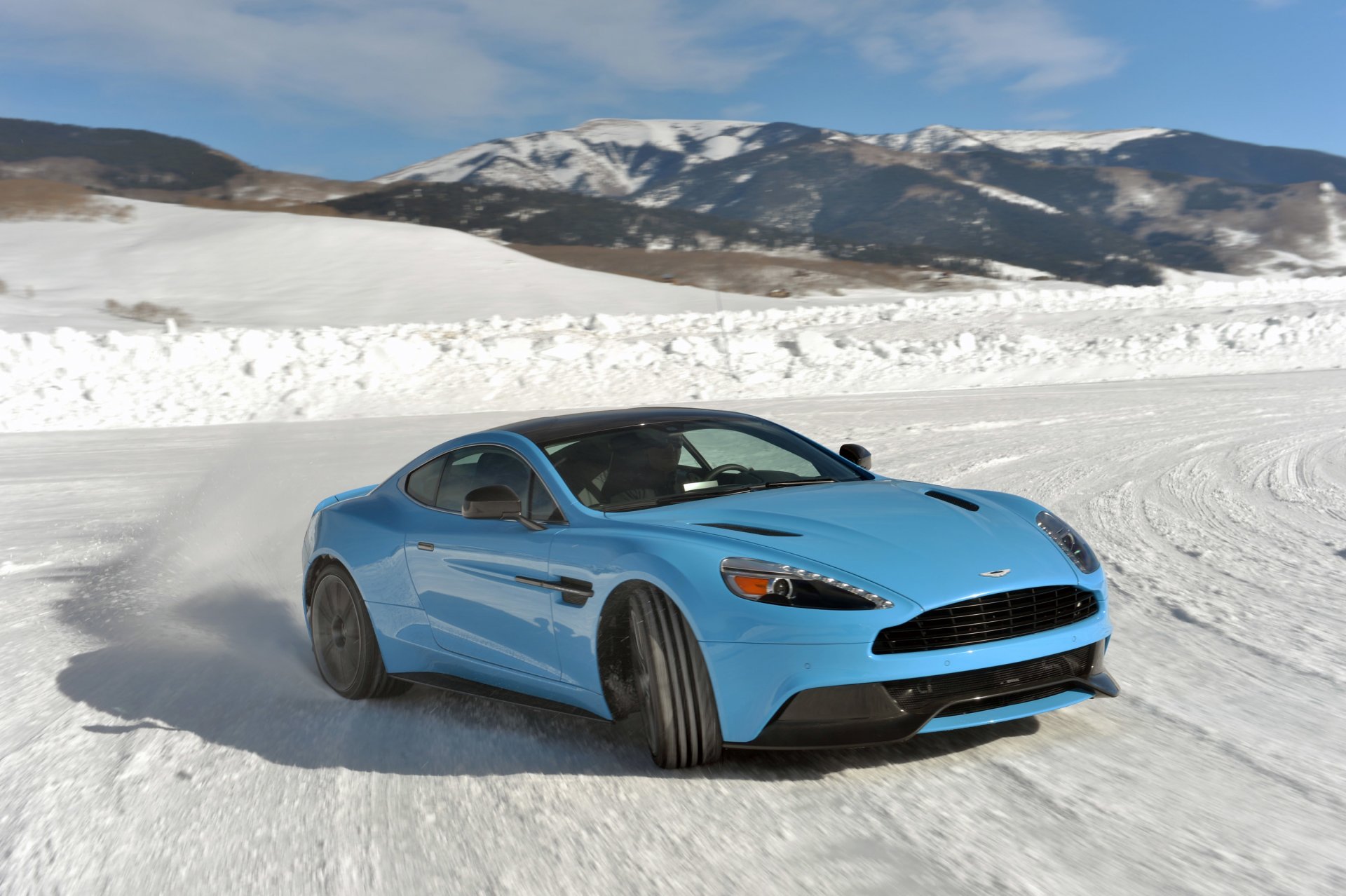 aston martin vanquish v12 deriva ghiaccio