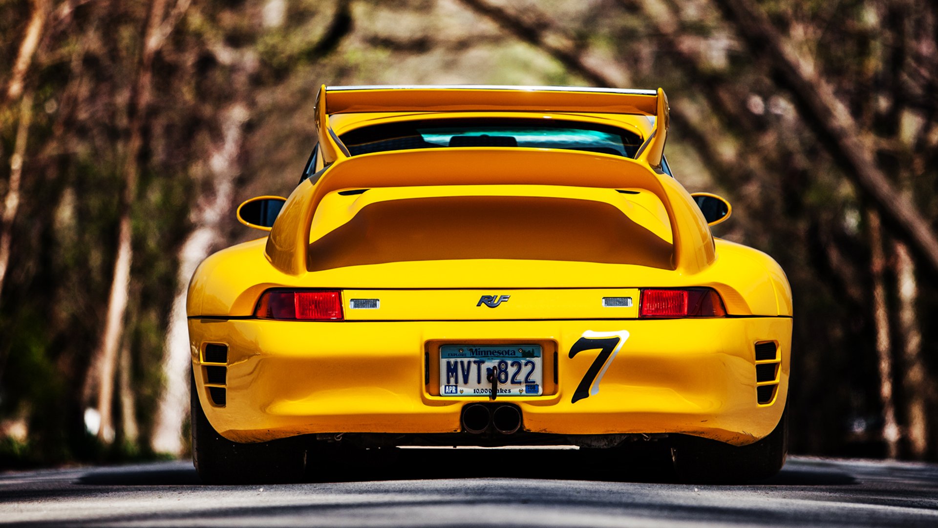 porsche 911 giallo ruf ctr2 indietro strada