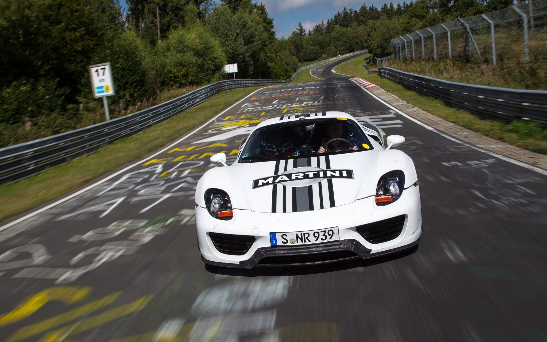 porsche spyder prototyp porsche spinne front weiß rennstrecke nürburgring nürburgring hintergrund