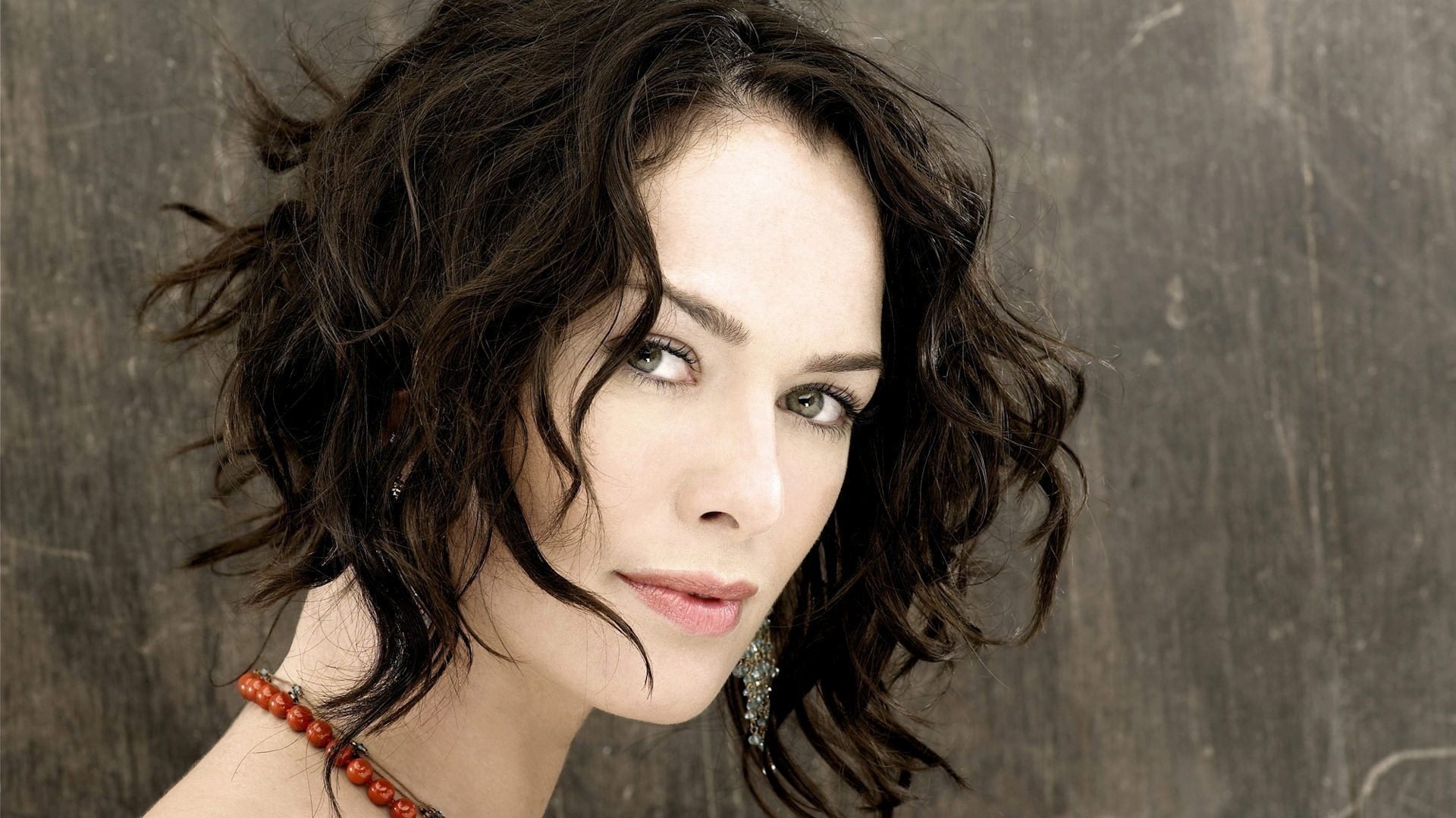 lena headey lena headey sarah connor terminator scc terminator ragazza viso attrice sguardo occhi labbra capelli bruna riccioli grigio sfondo grigio orecchini modelli di moda ritratto donne