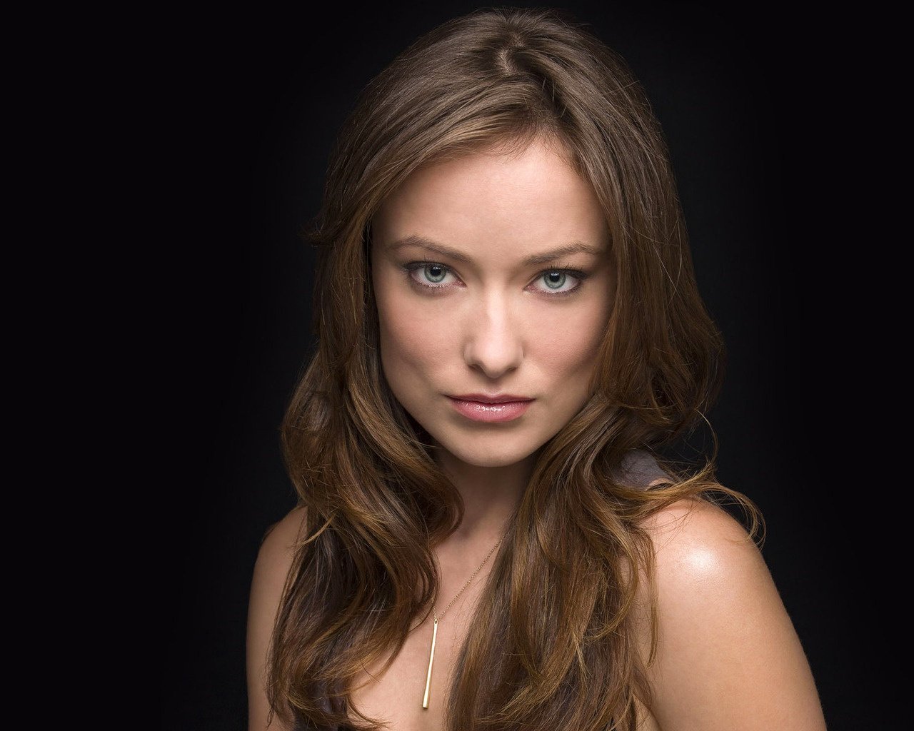 ilashka schauspielerin olivia wilde schwarzer hintergrund braunhaarige graue augen genauer hinsehen lange haare mädchen porträt augen blick