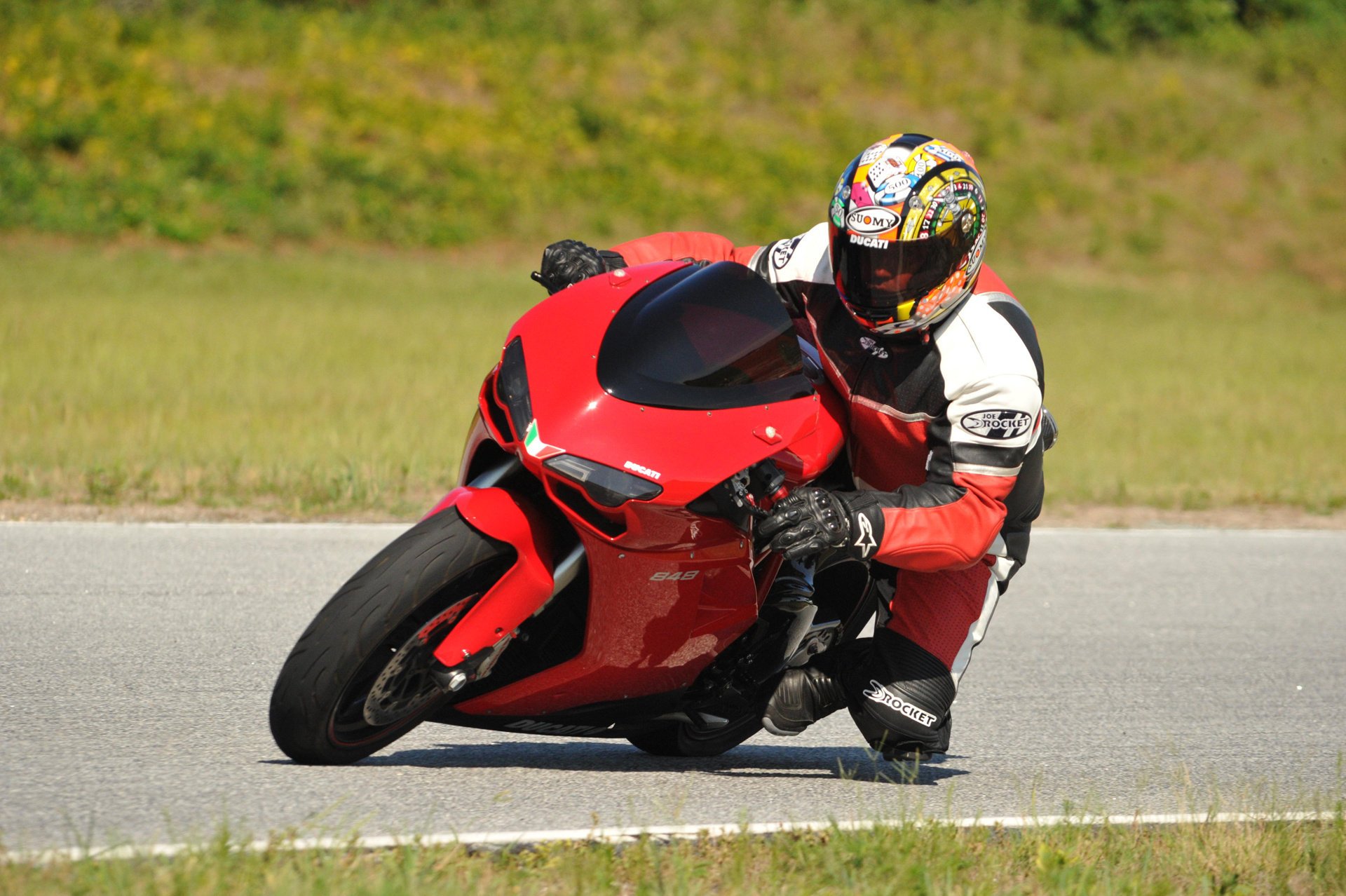 ducati 848 sportbike rosso ducati sportbike motocicleta moto rojo diseño italia piloto casco velocidad extremo carretera asfalto corredor verde hierba motobike deporte carreras deportes de motor bicicleta hombres mototransporte