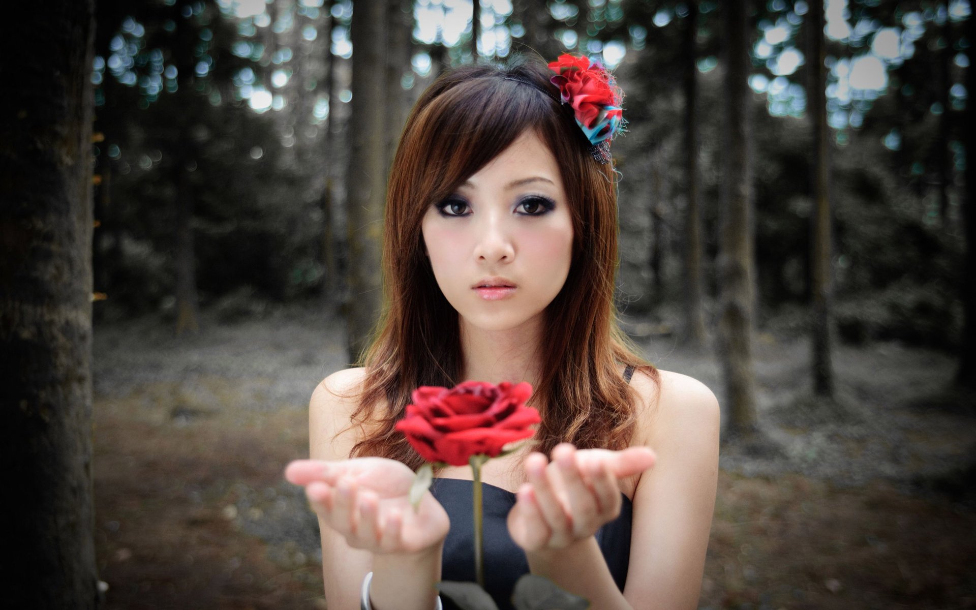 mädchen asiatisch augen blick rose blume wald bäume