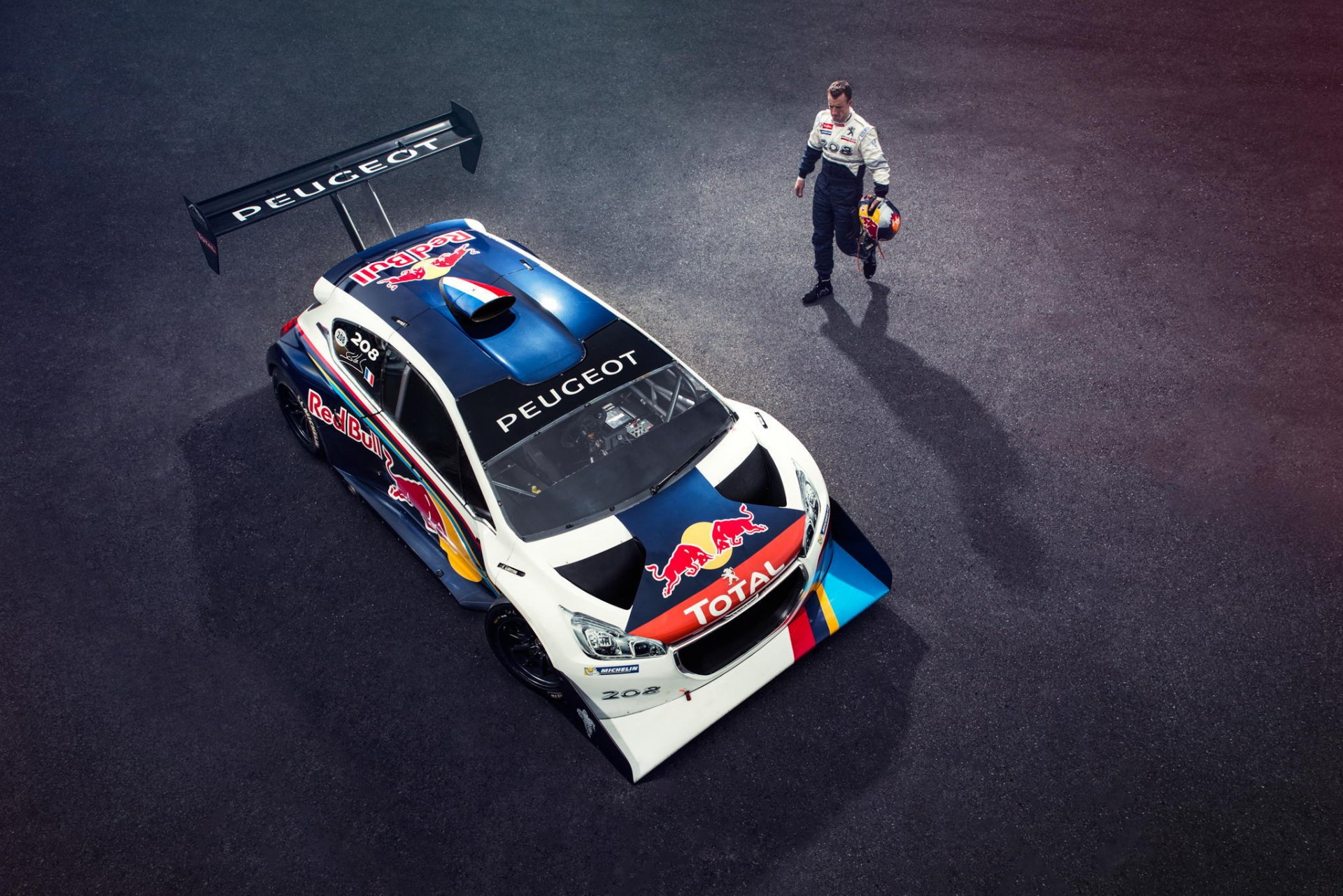 peugeot sport 208 t16 pikes sommet de la montagne top gear red bull complet coureur athlète casque