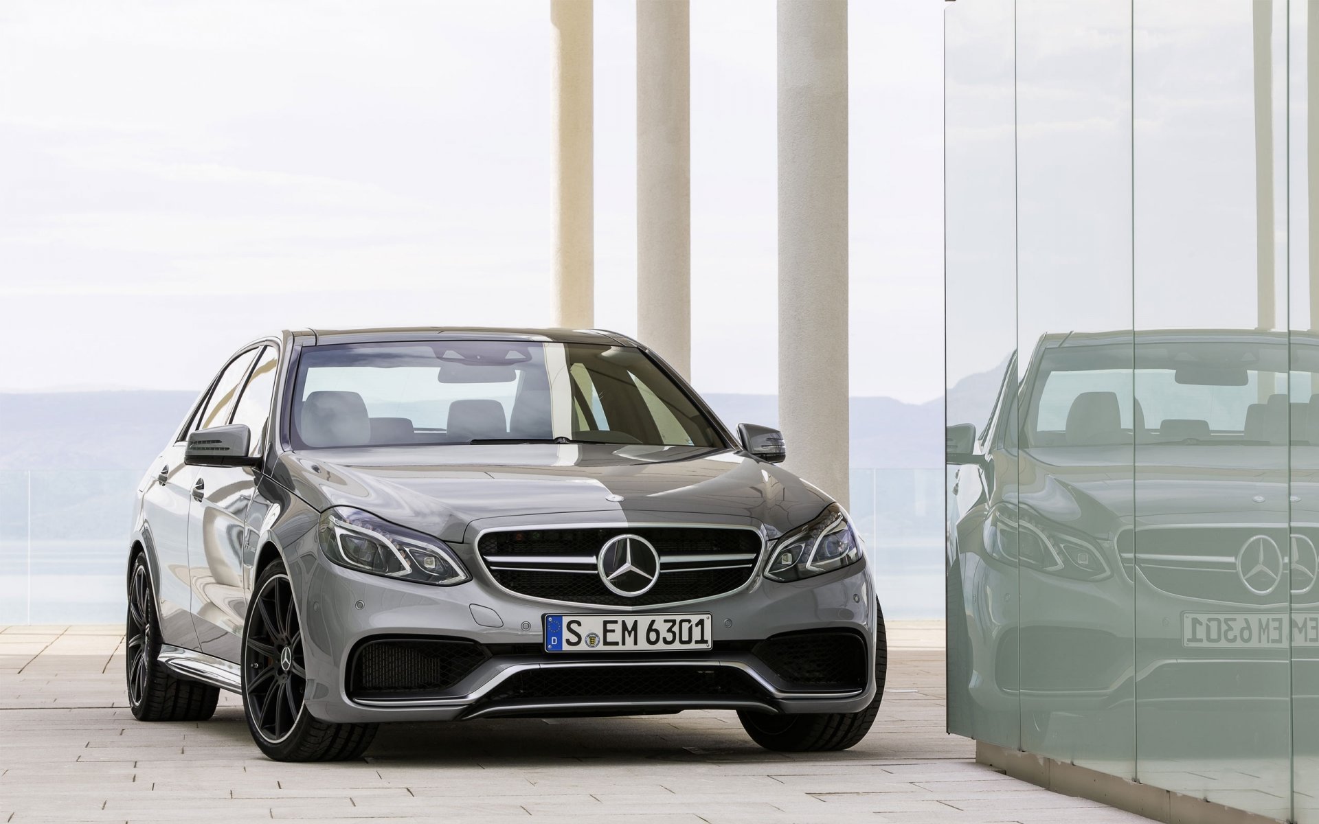 mercedes-benz e 63 amg voiture réflexion verre avant gris