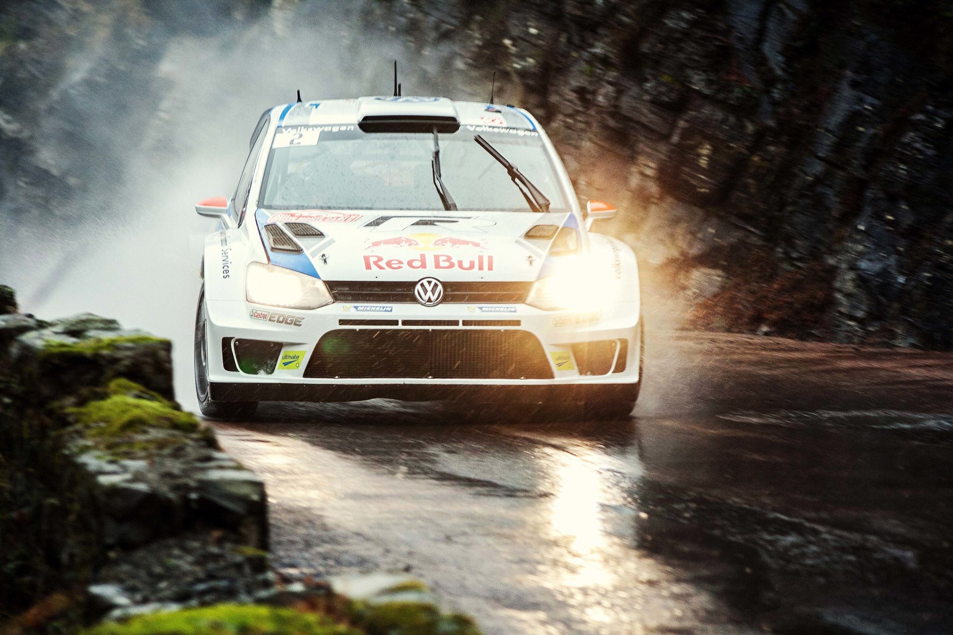 volkswagen polo wrc rally auto bianco velocità toro rosso fari luce pioggia nuvoloso strada