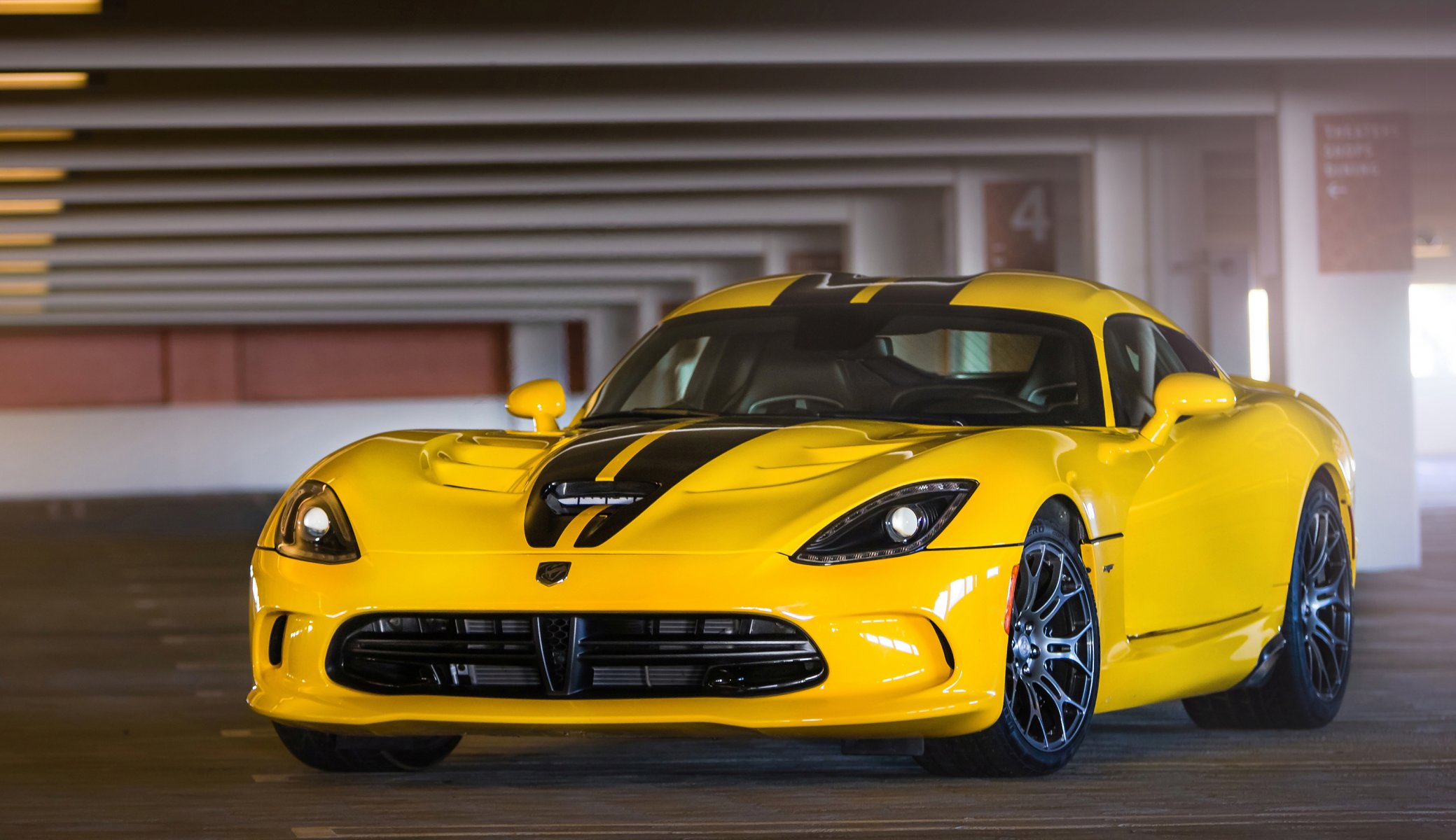 dodge viper sto gts żółty parking dodge viper