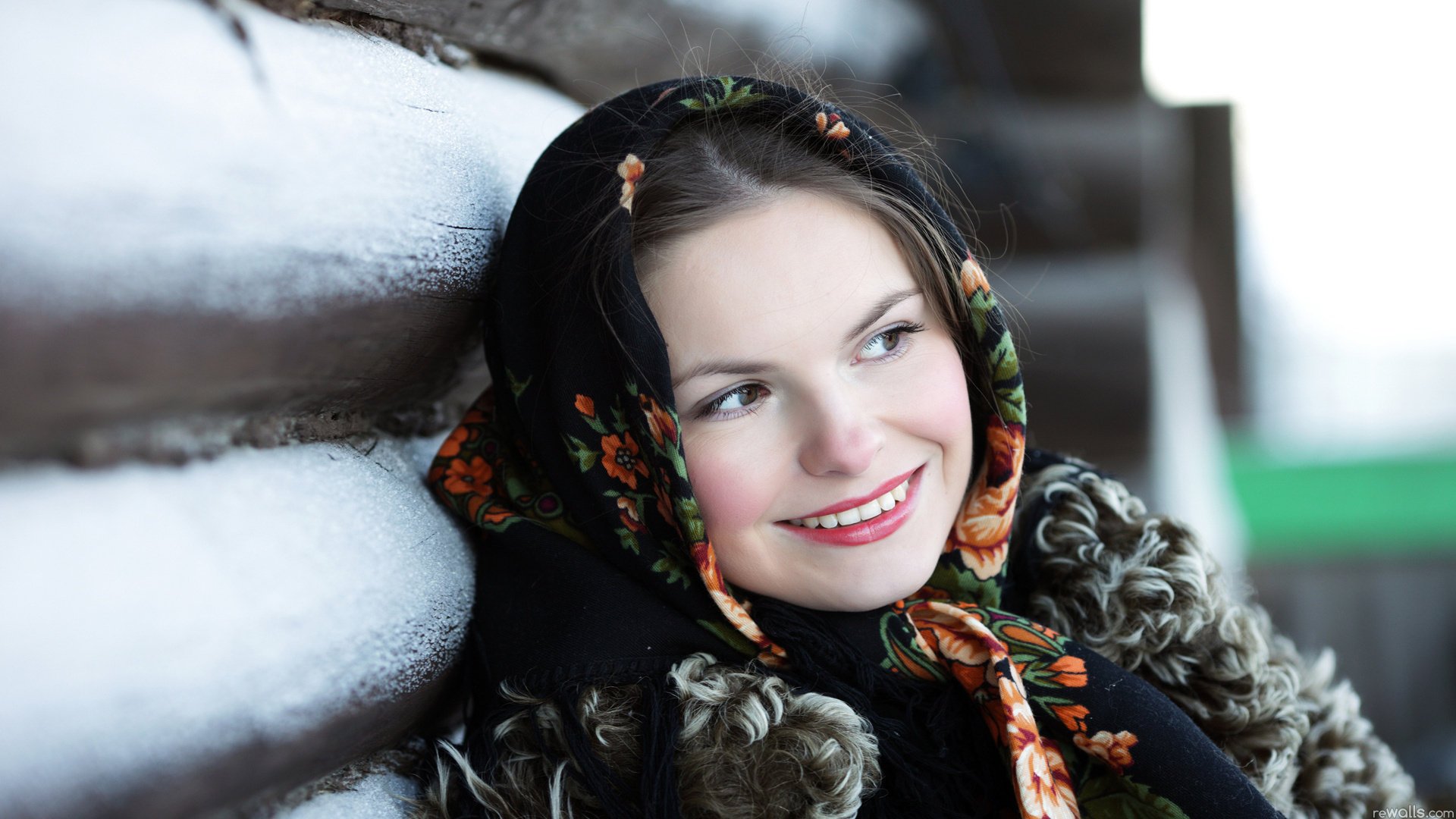 beauté russe rondin fille rus russie foulard sourire yeux visage regard sur le côté hutte vue portrait