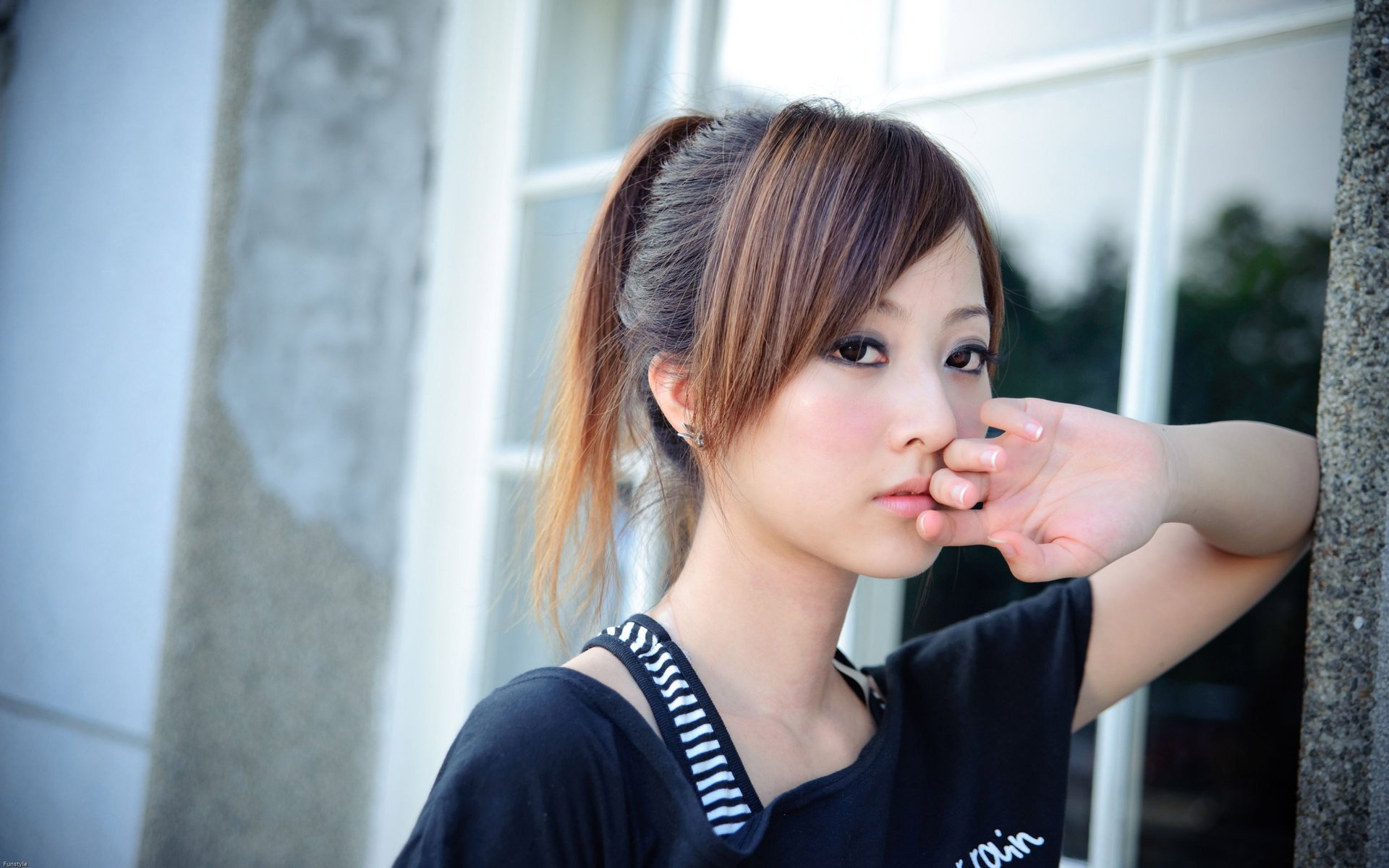 japanisch mädchen asiatisch augen blick am fenster haare locken braunhaarige nachdenklich porträt gesicht frauen