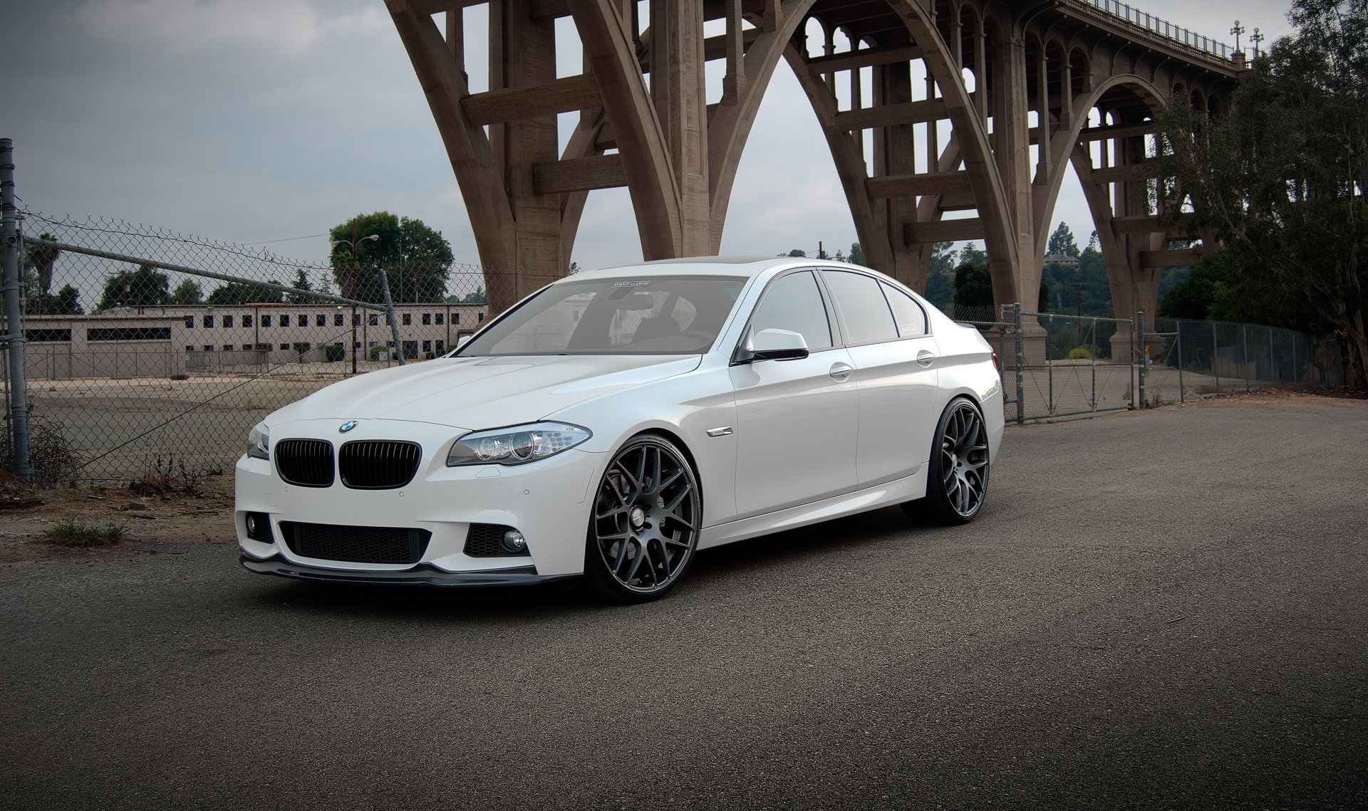 bmw f10 550i белый бмв мост