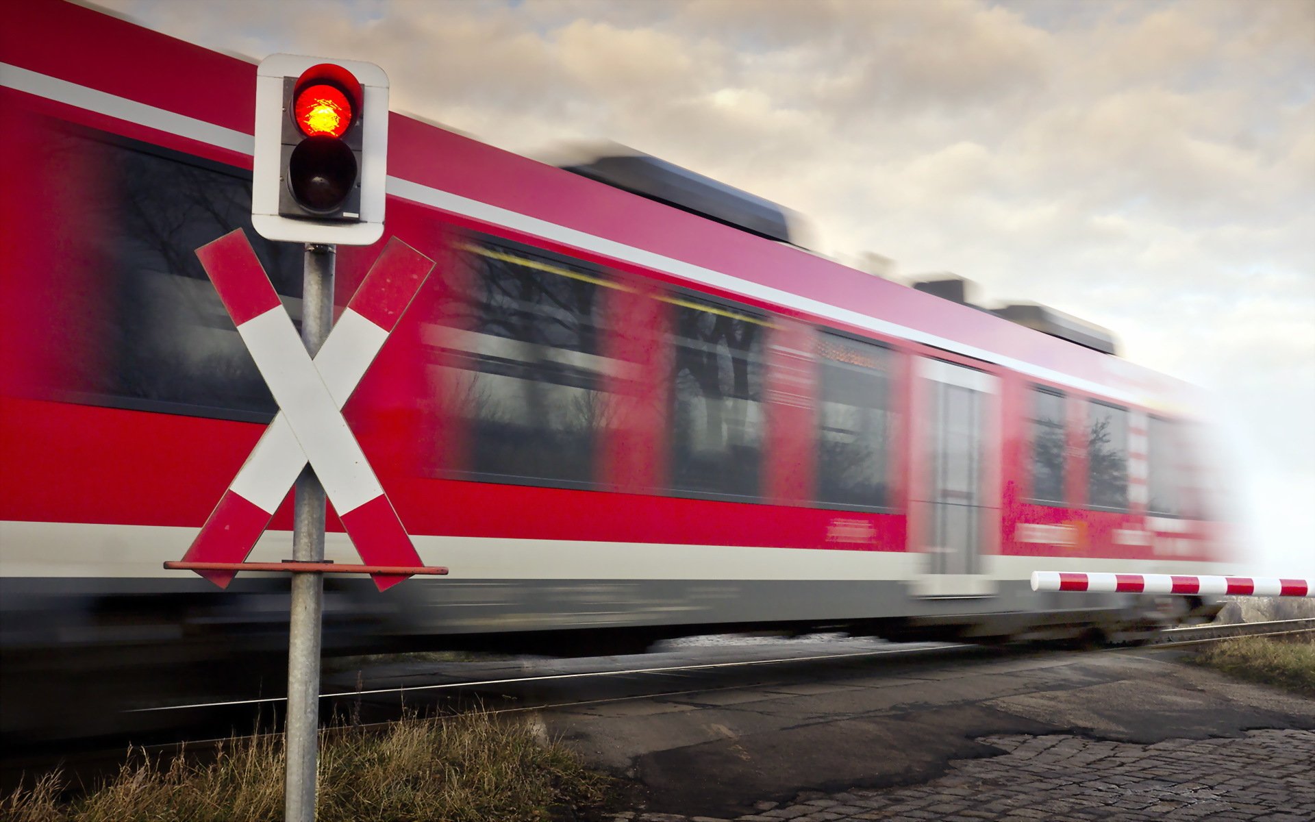 pociąg sygnalizacja świetlna przejazd