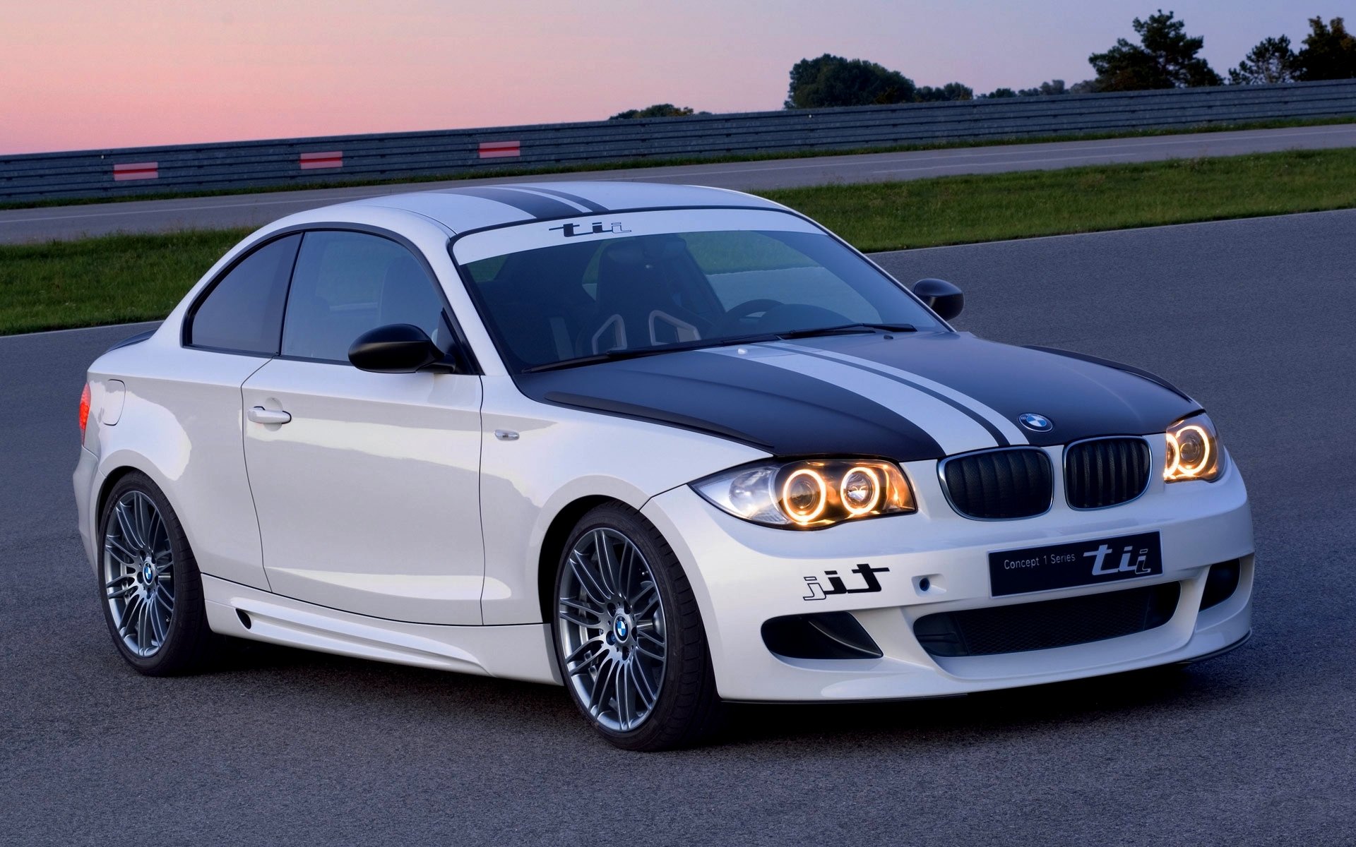 bmw 1er tii weiß konzept front abend