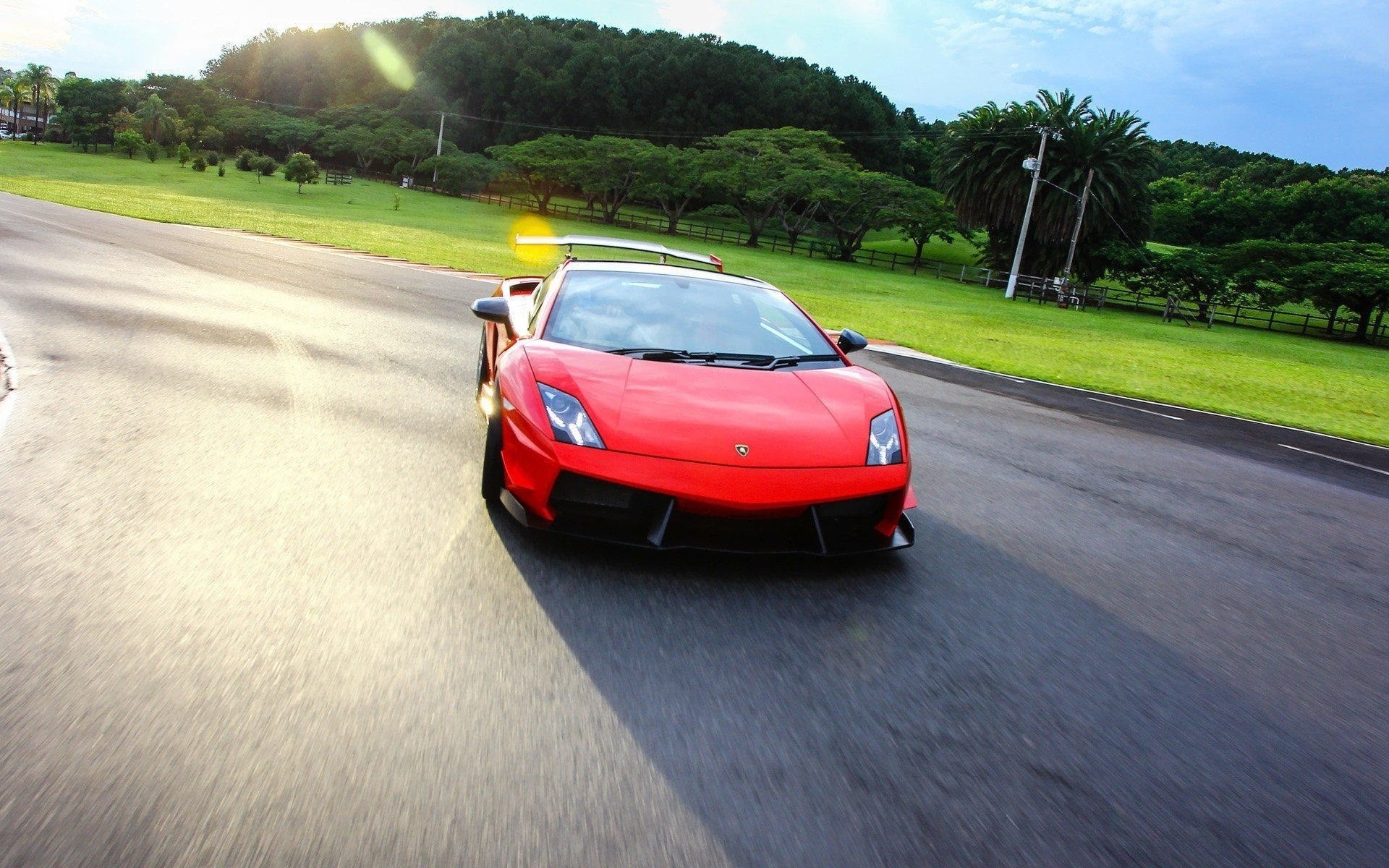 asfalto spoiler rosso nuvole pilastri alberi erba lamborghini cielo strada auto fari auto carriola