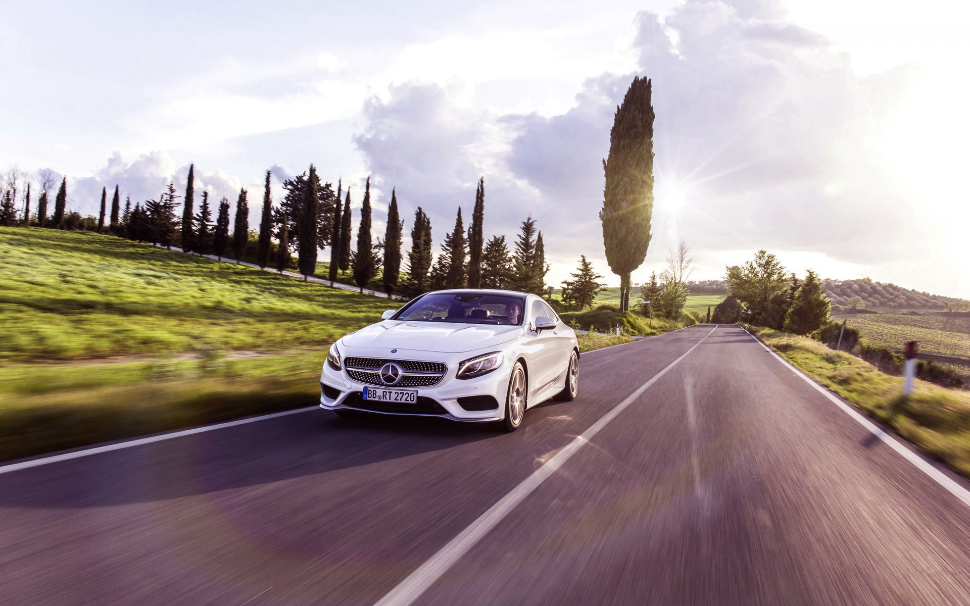 mercedes-benz clase s coupé mercedes blanco en movimiento carretera luz asfalto coche auto