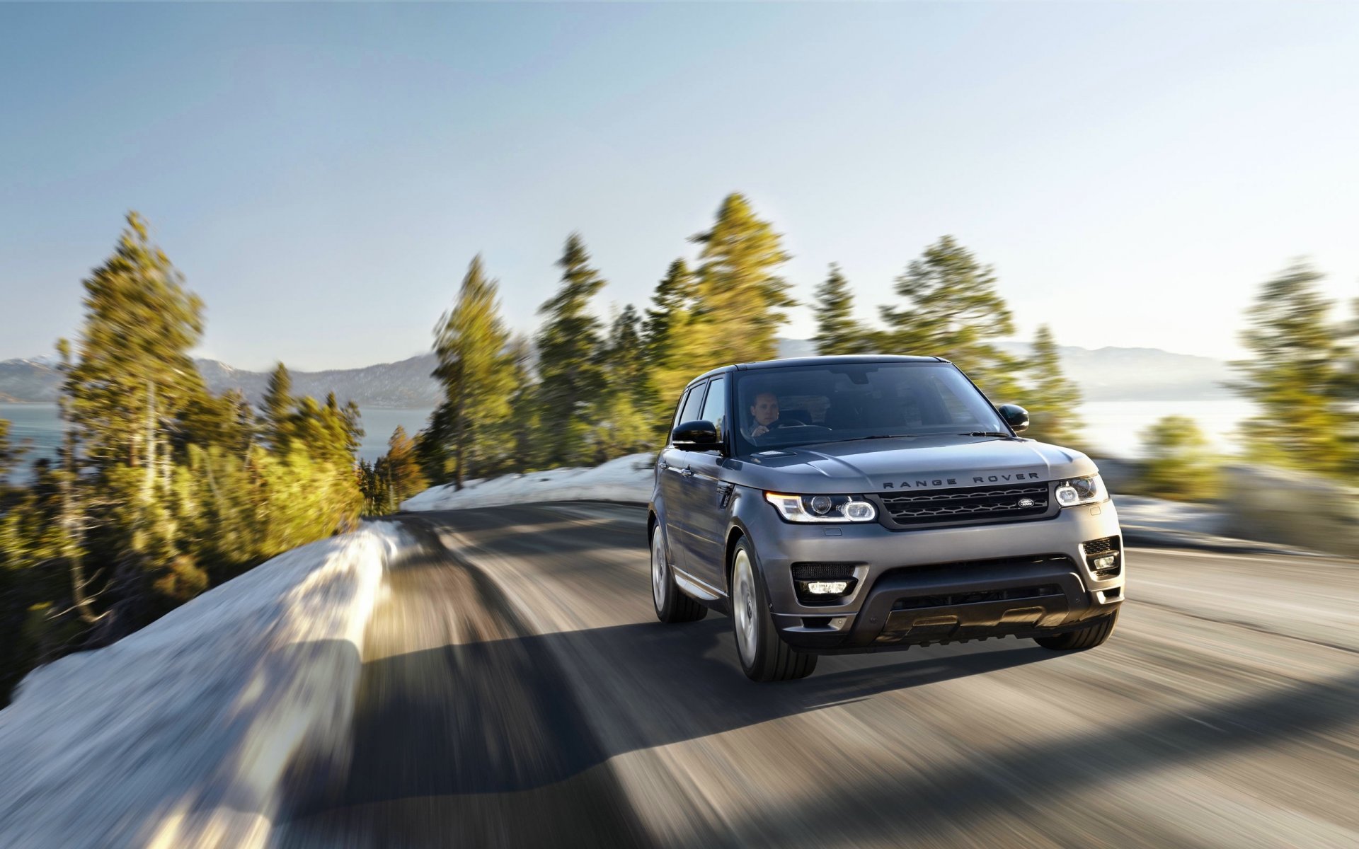 land rover range rover sport auto strada nel traffico sfocatura jeep autista