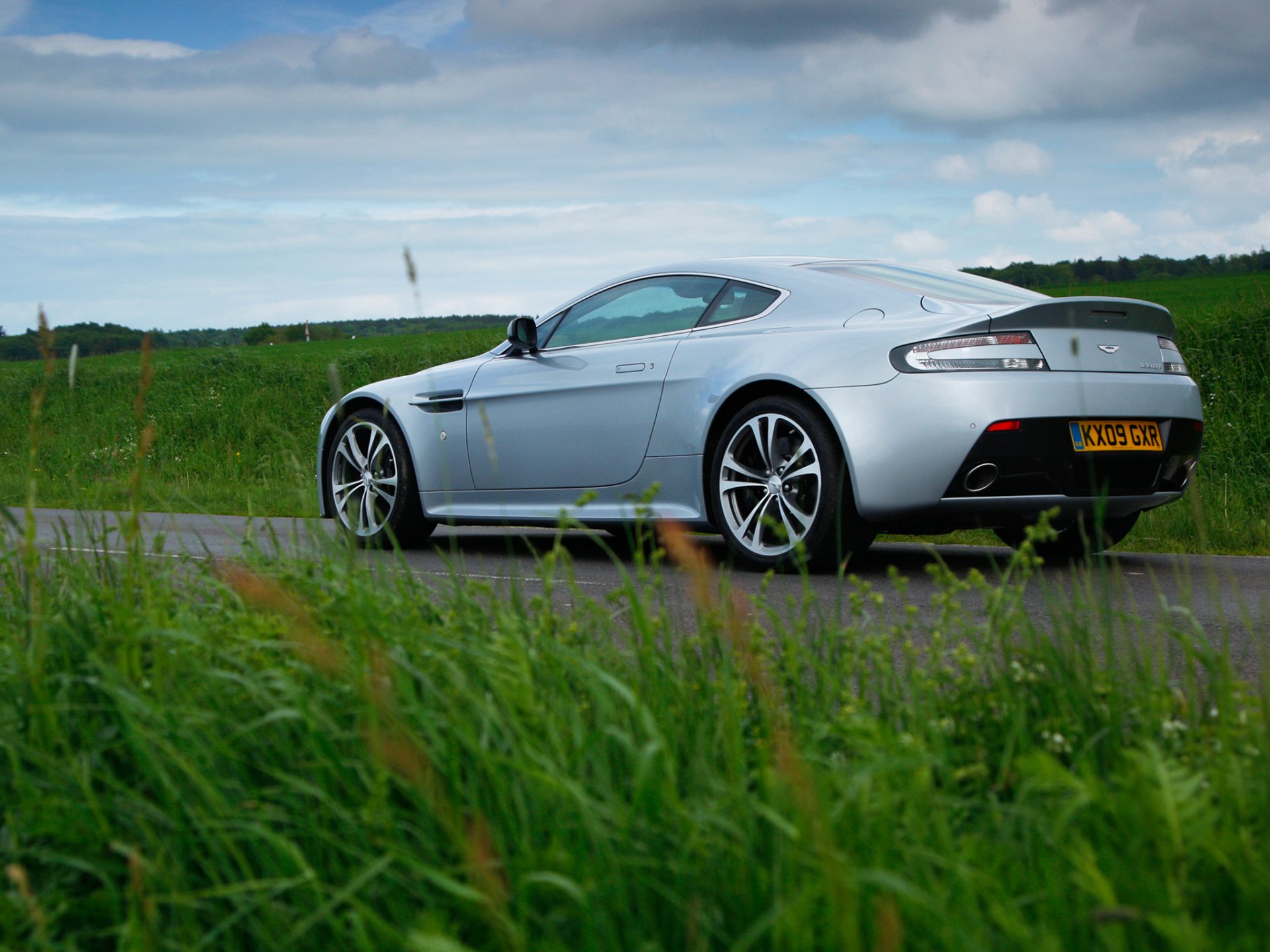 aston martin v12 vantage трава зеленый автомобиль