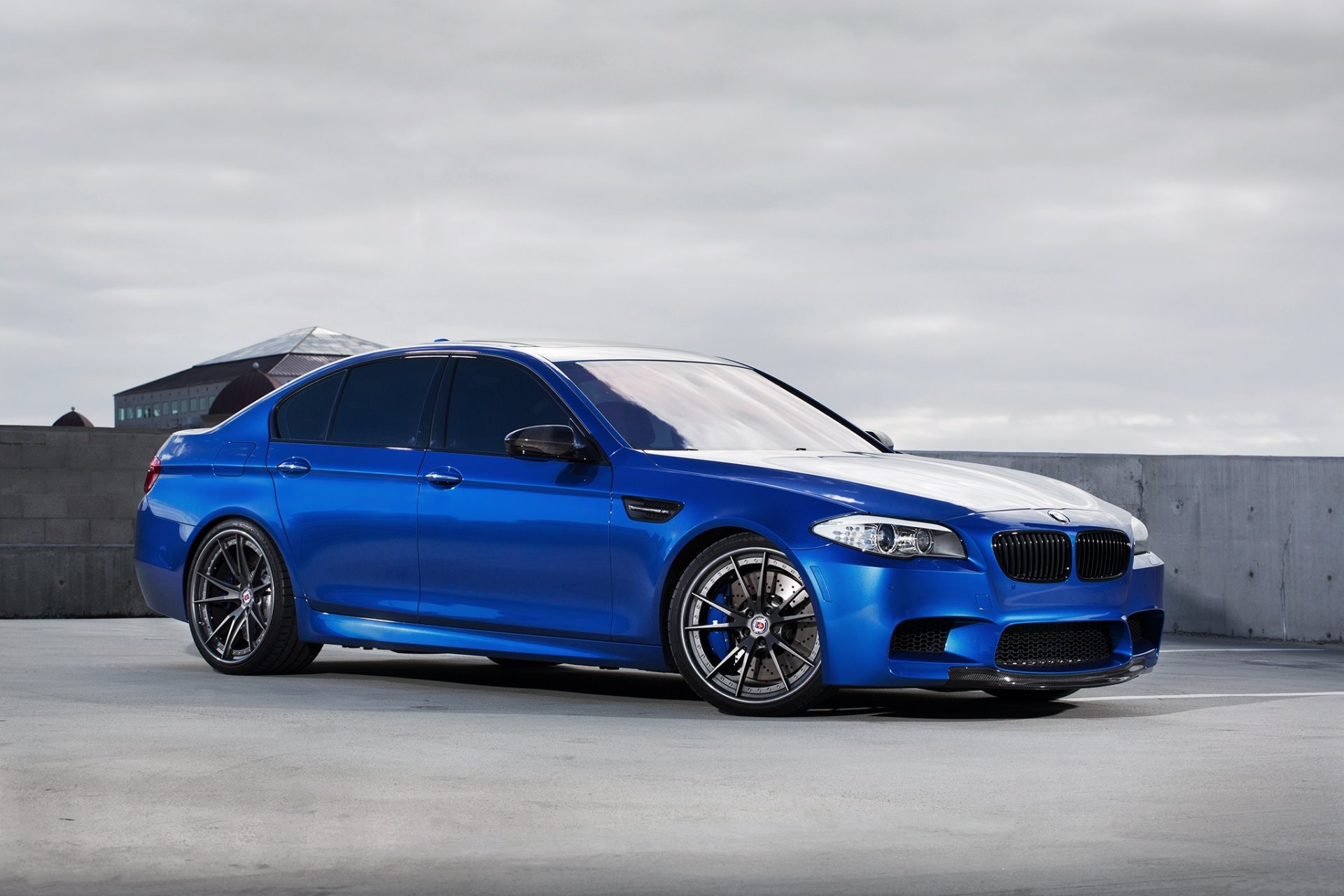 bmw m5 f10 монте-карло синий колеса бмв синий парковка крыша небо тучи