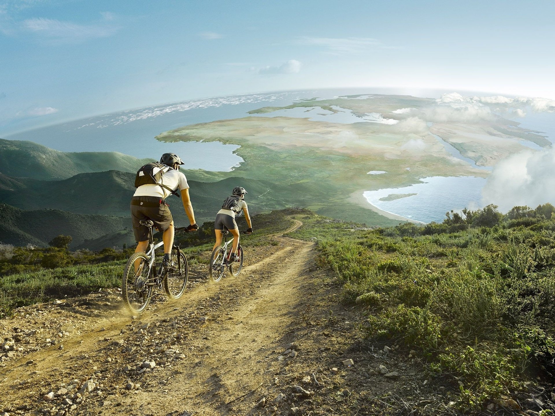 vtt panorama vue ciel cyclistes descente planète océan montagne herbe route nuages