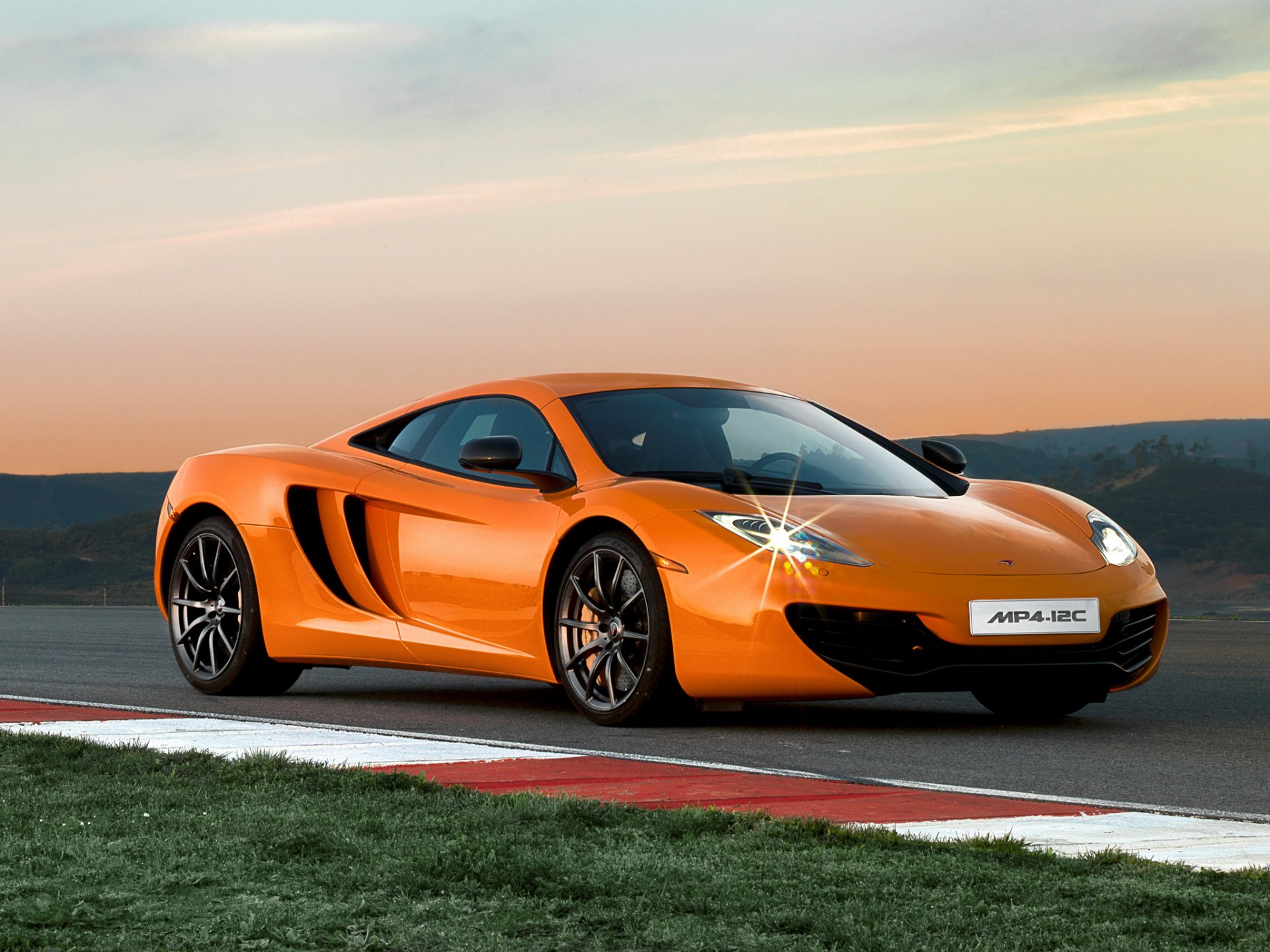 fond d écran orange mclaren mp4-12c piste crépuscule