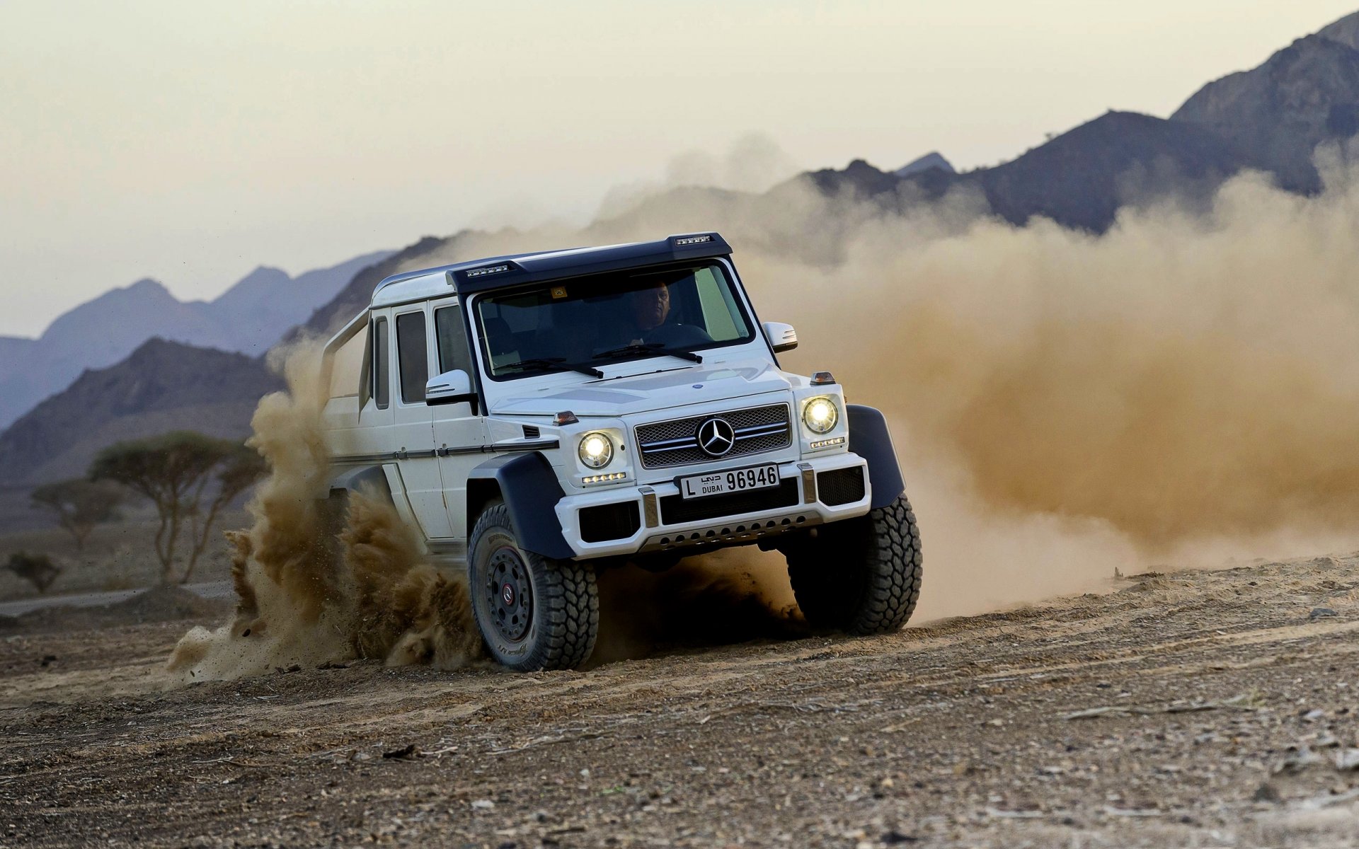 mercedes-benz g63 amg 6x6 skid bianco anteriore polvere jeep