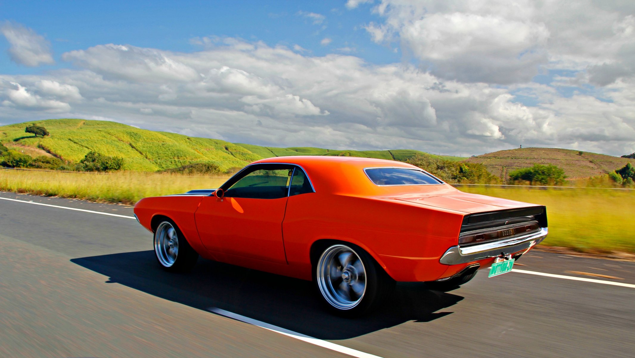 esquivar challenger naranja rollin soleado nubes en movimiento dodge challenger