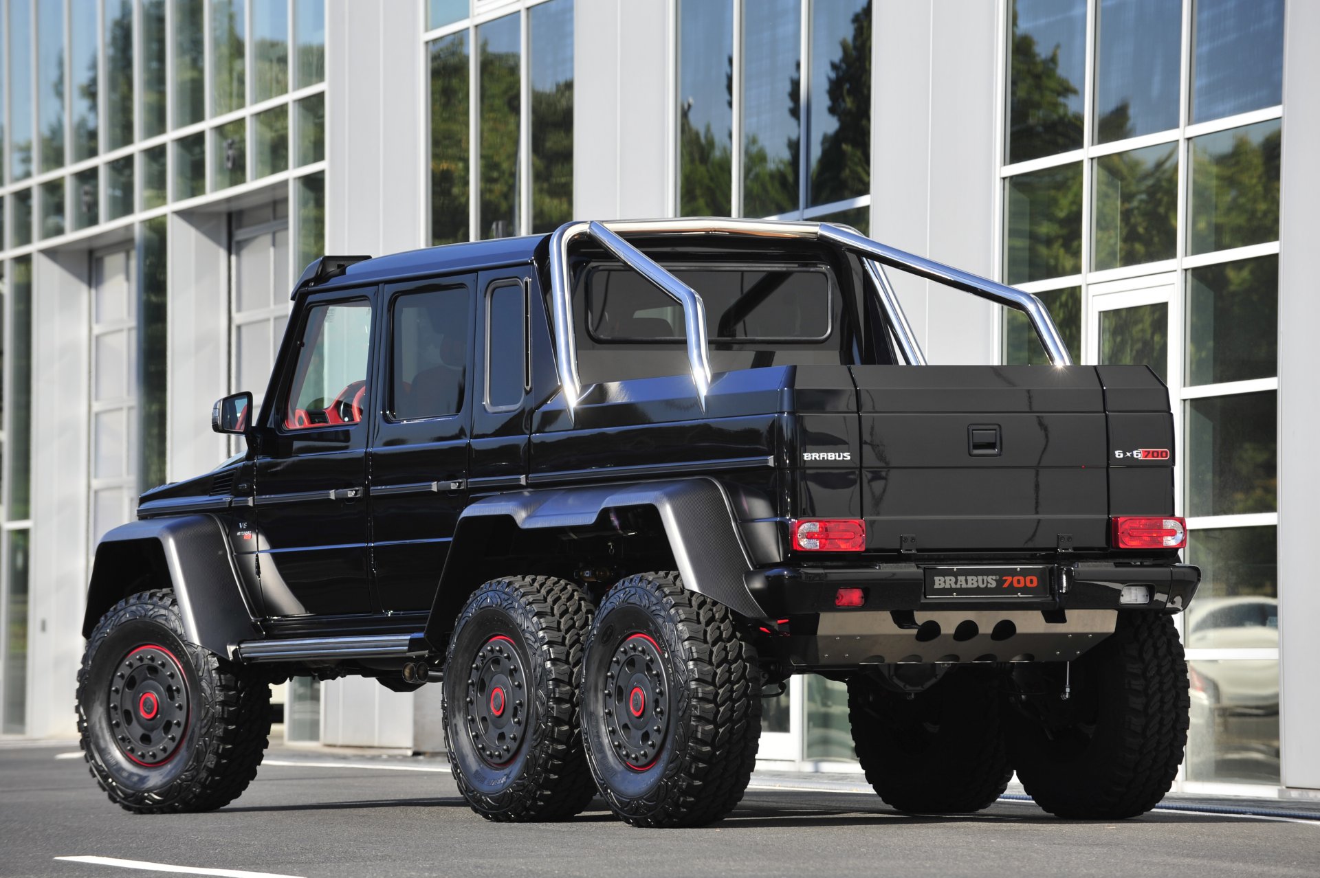 brabus 7006x6 mercedes-benz g63 w463 amg tył budynek