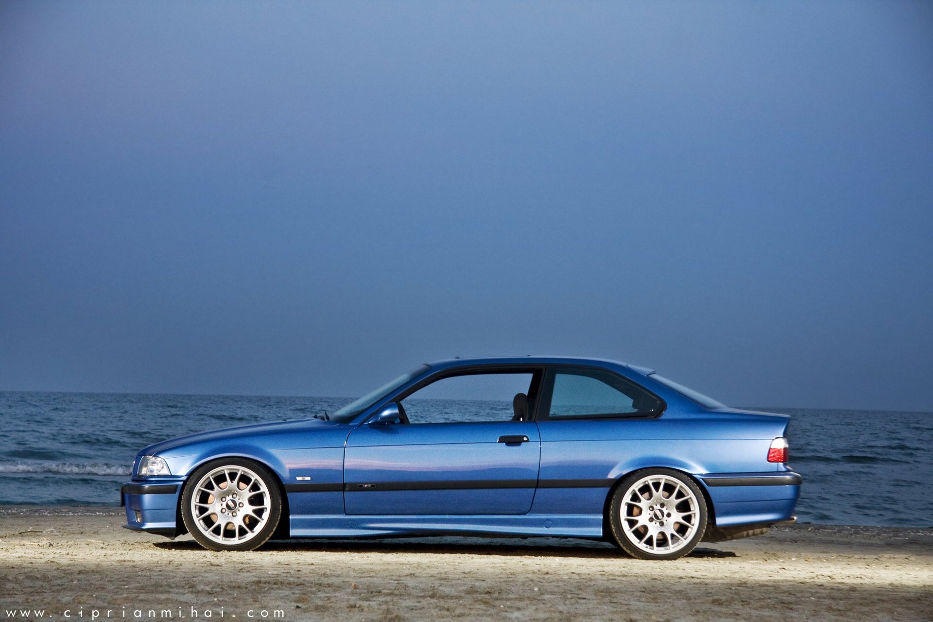 bmw e36 m3 série 3 bmw trio coupé voiture de sport bleu océan ciel voitures auto voitures de tourisme profil voiture bleue horizon mer côte vagues soirée ciel bleu transport véhicules