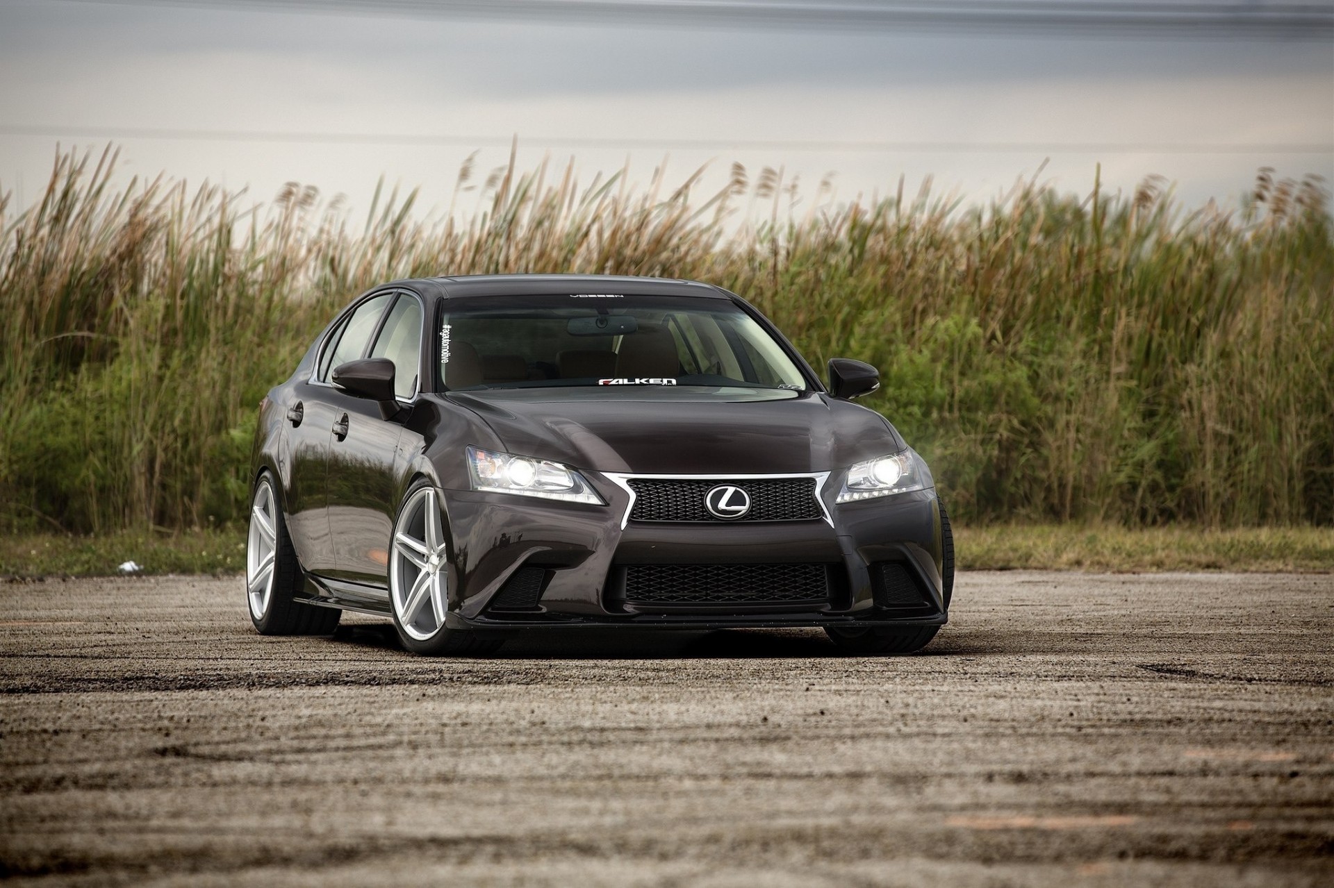 asphalt gras schubkarre wolken felgen himmel straße auto scheinwerfer lexus auto braun lexus