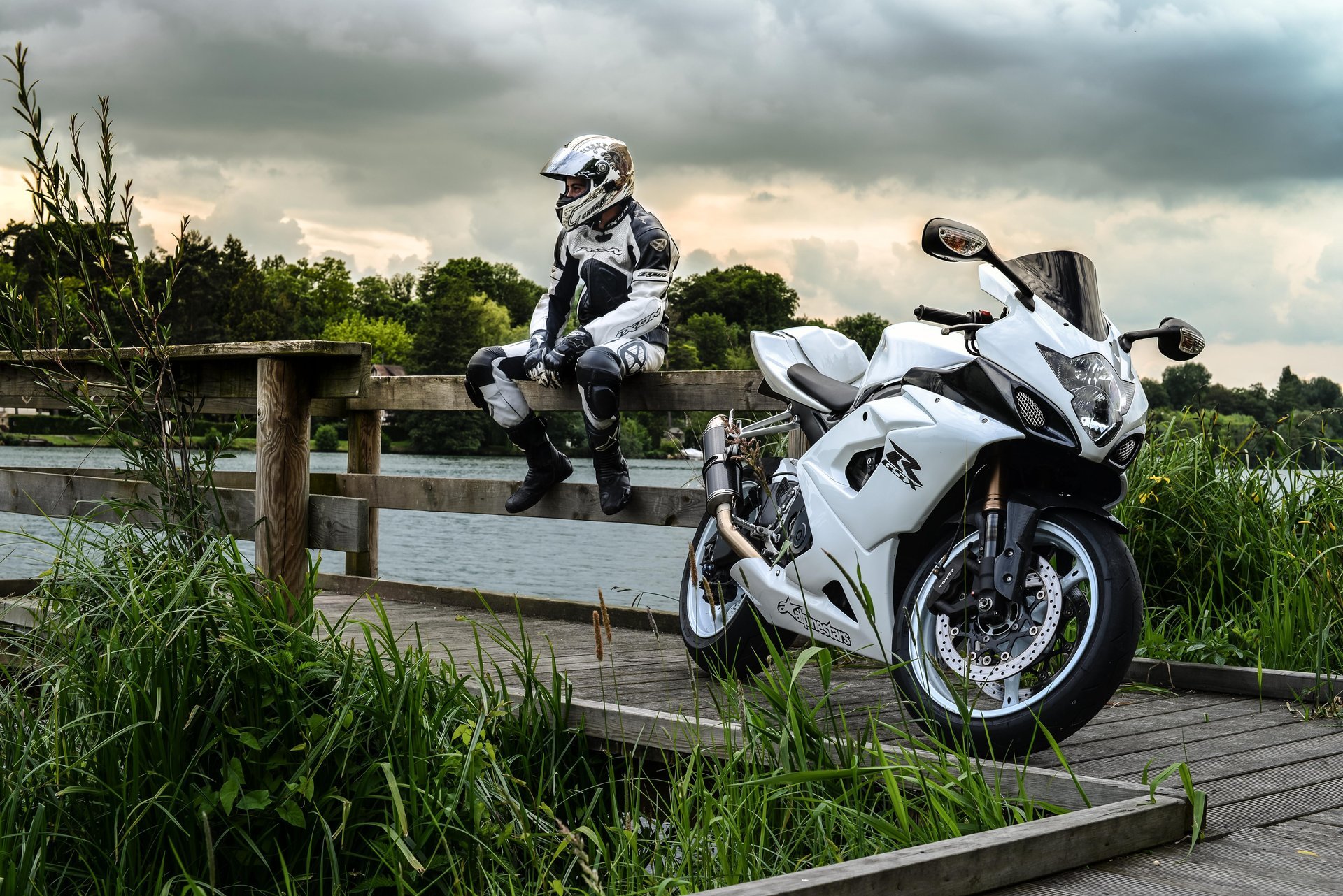 uzuki gsx-r bianco motociclista suzuki moto motociclista cielo nuvole