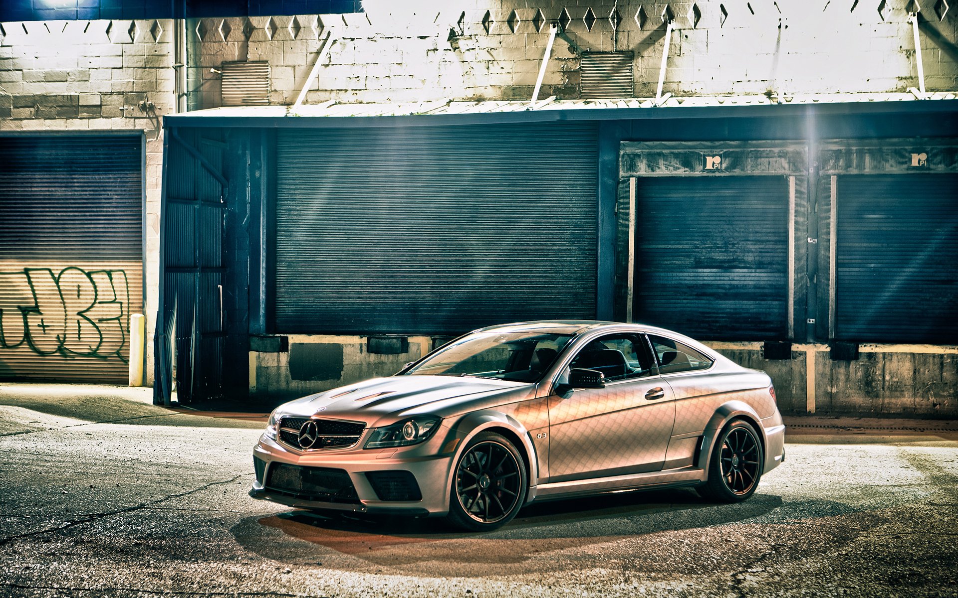 mercedes-benz c63 amg coupe czarne serie