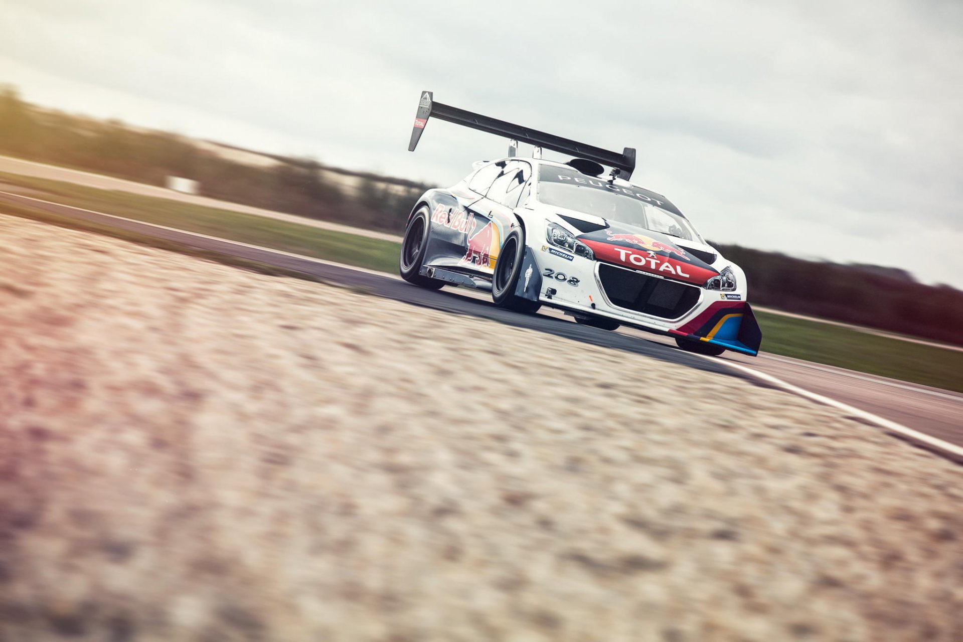 peugeot sport 208 t16 pikes szczyt góry przód top gear czerwony byk pełna utwór