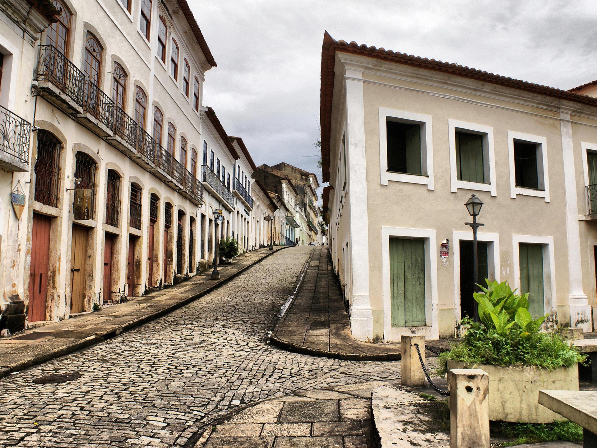 calle piedras casa ventanas linterna pavimento