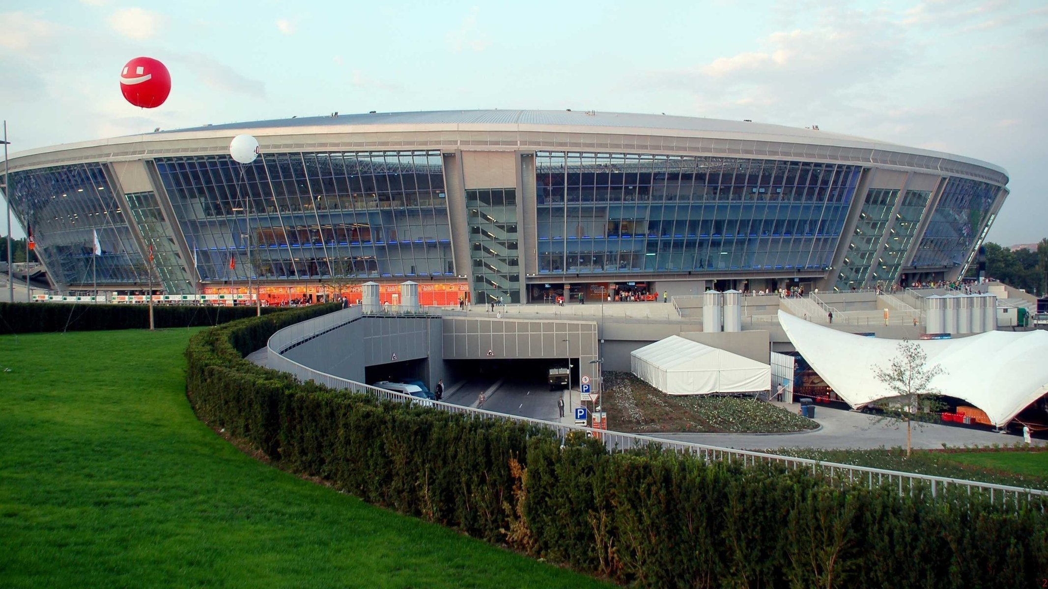 donezk tiefgaragen bergmann stadion schachtar grün rasen büsche donbass donbass arena auto wolken himmel fußballverein sport fußball