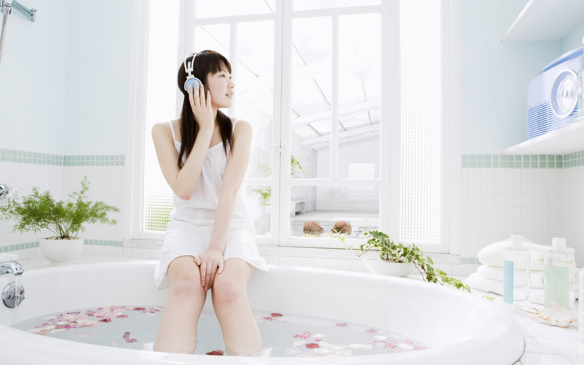 fleurs fille asiatique casque vue bain blanc fenêtre pétales relax